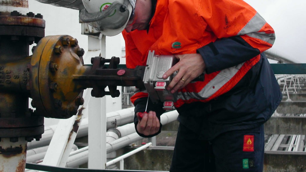 Installation of a valve interlock on a manual valve